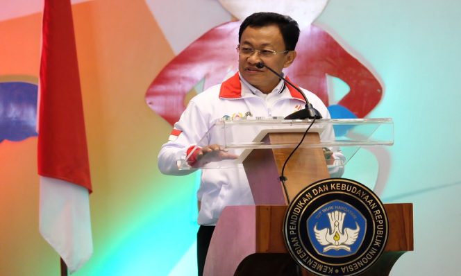 
					Kemendikbud memberi anugerah Sekolah Sehat 2018