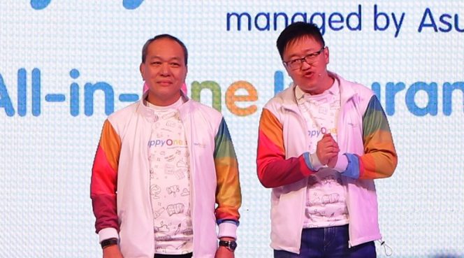 
					Produk asuransi berbasis digital terbaru Asuransi Astra, Happyone.id diluncurkan siang ini (17/10) oleh Direktur Astra International, Suparno Djasmin (kiri) bersama CEO Asuransi Astra, Rudy Chen (kanan) . (Al Sattar/AA)