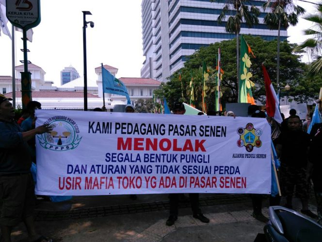 
					Mengeluh ada Mafia, ratusan para Pedagang Pasar Senen demo di Balaikota