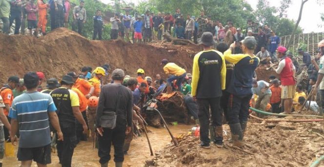 
					Bencana tanah longsor di Purwakarta