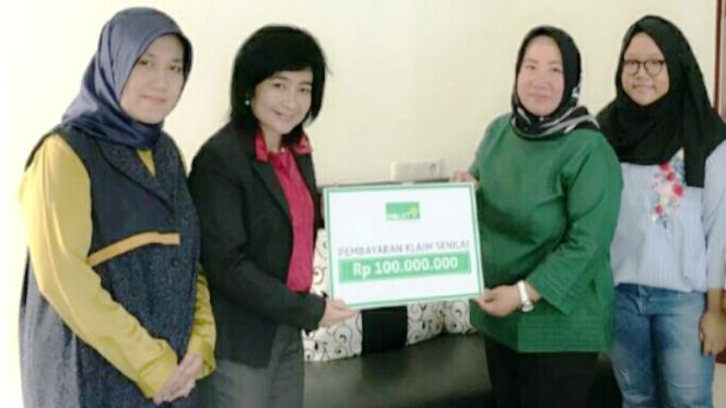 
					Equity Life Indonesia Serahkan Dana Asuransi Pada Korban Lion Air JT-610 