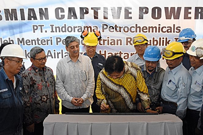
					Menteri Perindustrian Airlangga Hartarto berfoto bersama Direktur Utama PT Indorama Petrochemicals Saurabh Mishra meresmikan Captive Power Plant PT Indorama Petrochemicals di Cilegon, Banten