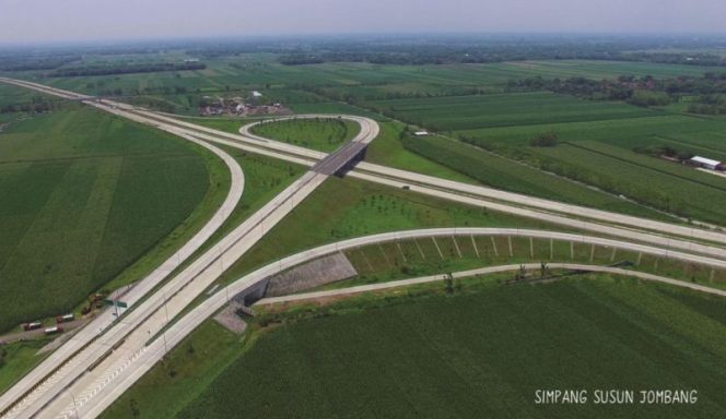 
					Presiden targetkan jalan tol Surabaya dan Trans Sumatera selesai tahun depan