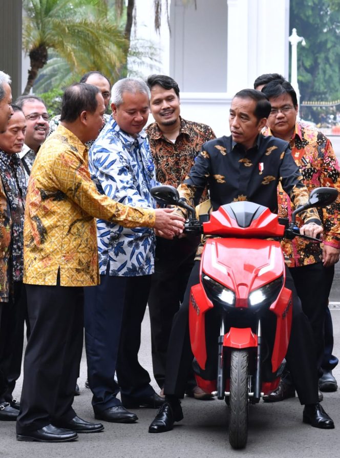 
					Presiden Jokowi jajal motor listrik gesits di Istana