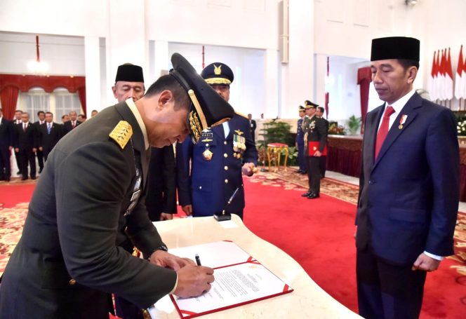 
					Jokowi resmi lantik Andika Perkasa sebagai KSAD