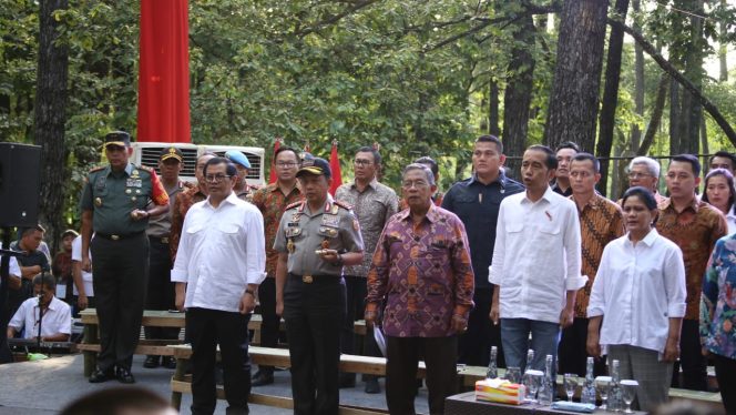 
					Presiden Jokowi dan Kapolri saat memberikan pengarahan