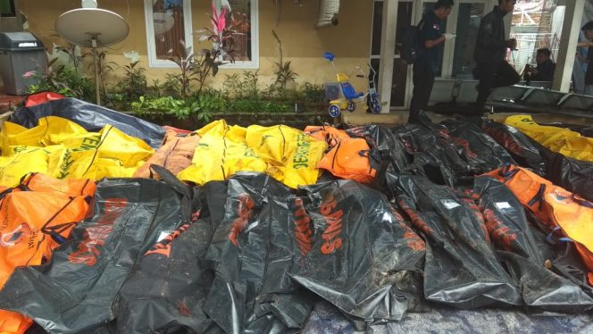 
					Korban tsunami Banten, terus bertambah , 222 orang meninggal ,843 orang luka dan 28 hilang