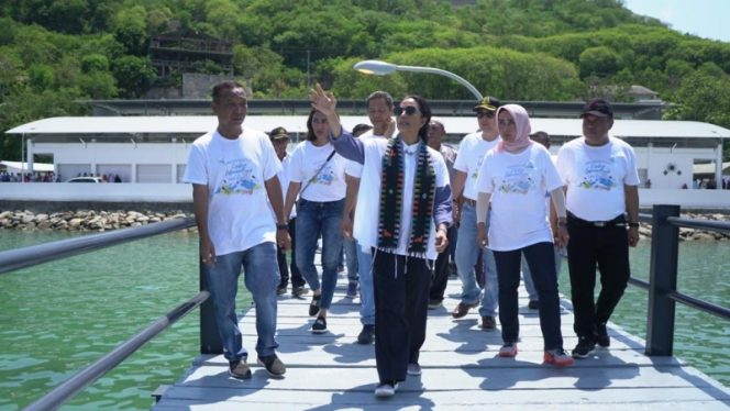 
					Menteri BUMN Rini Soemarno bersama direksi ASDP di Labuan Bajo (Foto: Dok. Kementerian BUMN)