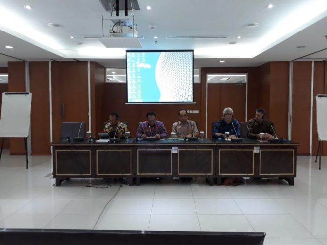 
					Tampil sebagai pembicara dari Mahkamah Agung dalam diskusi tersebut adalah Hakim Agung I Gusti Agung Sumanatha dan Sekretaris Mahkamah Agung A. S. Pudjoharsoyo. Sementara dari Hoge Raad, Adwin Rotscheid selaku Direktur Operasional Hoge Raad dan Michel Mooren selaku Pengembang Database Putusan Hoge Raad tampil mewakili sebagai pembicara.

