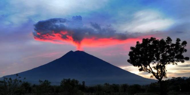 
					Gunung Agung Erupsi selama 3 menit 8 detik, status Siaga