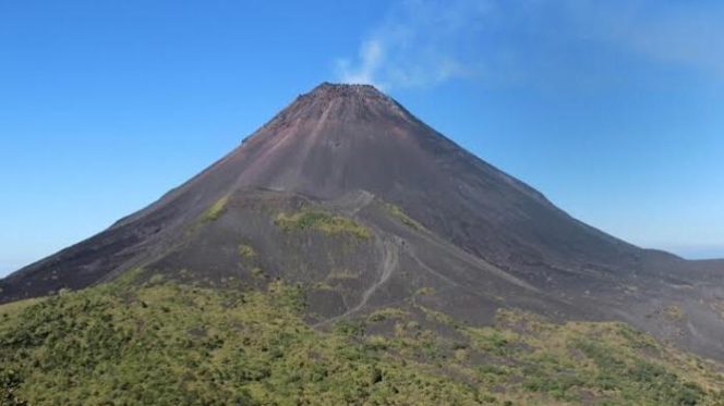 
					Gunung Soputan kembali erupsi sebanyak tiga kali pada minggu dini hari