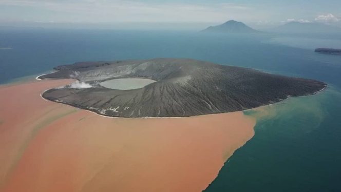 
					Puncak Anak Krakatau hilang