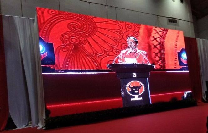 
					Kesan islami, saat adzan dzuhur Presiden Jokowi hentikan pidato di Rakornas PDIP