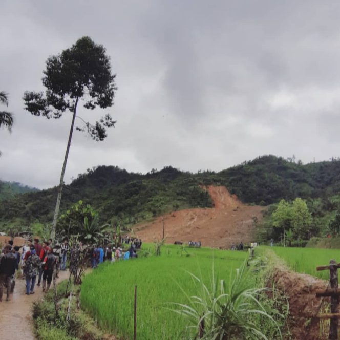 
					Longsor menimpa Kampung Cimapag Suka bumi