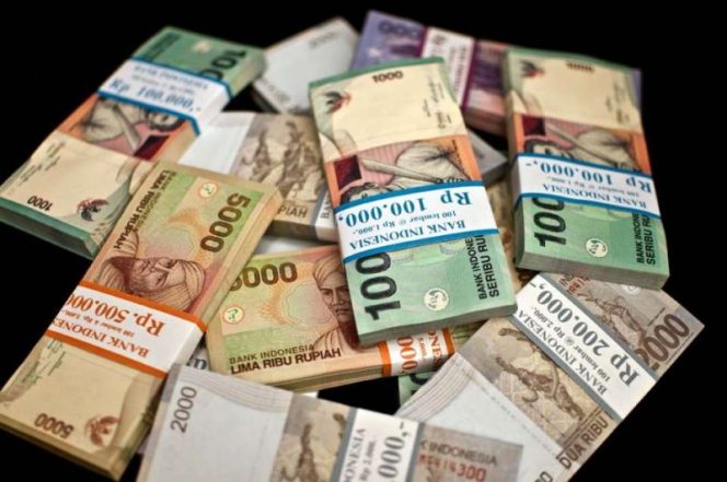 
					Rupiah Kamis Melemah