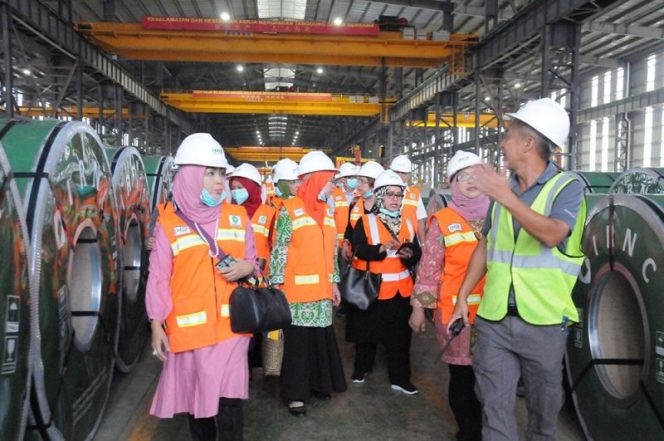 
					Rombongan Muslimah NU di kawasan industri IMIP (Indonesia Morowali Industrial Park), Morowali, Sulawesi Tengah
