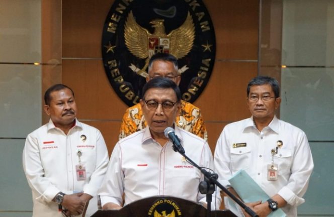 
					Menko Polhukam Wiranto saat memberikan keterangan pada media di kantor Kemenko Polhukam, Jakarta, Senin (21/1/2019). (pol)