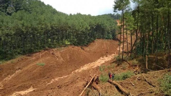 
					Kabupaten Brebes diterjang banjir bandang dan longsor