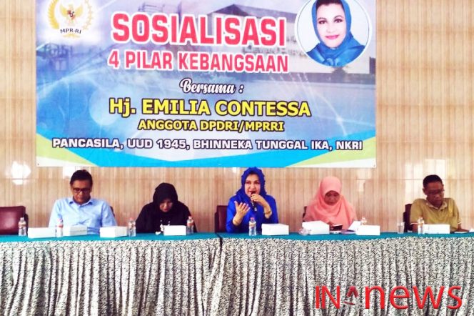 
					Emilia Contesa berikan sosialisasi empat pilar di Jember