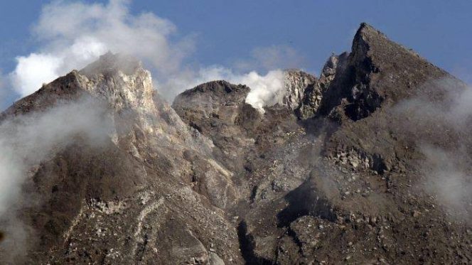 
					Gunung Merapi semburkan lava sebanyak 6 kali