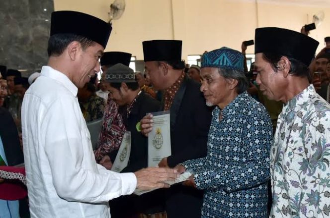 
					Jokowi serahkan 257 Sertifikat Masjid di Garut