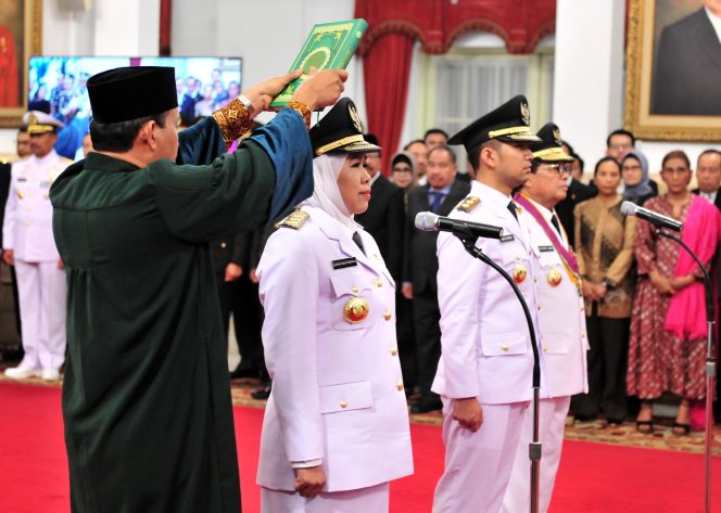 
					Khafifah, Emil dan Fahrori dilantik Gubernur dan Wagub di Istana