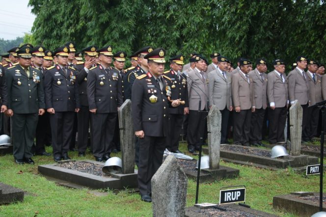 
					Kapolri Tito, pimpin upacara pemakaman Awaloedin Djamin