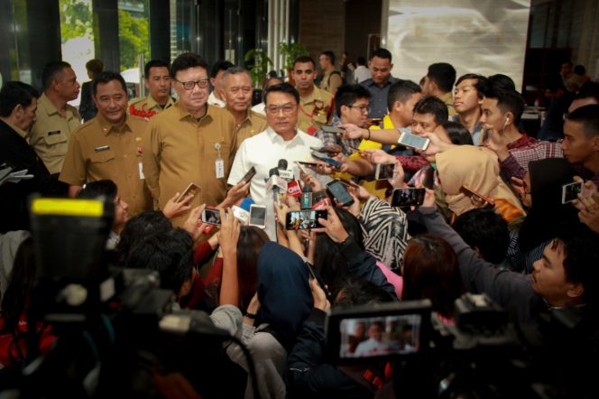 
					Revolusi jari ,perilaku lawan Hoax era digital