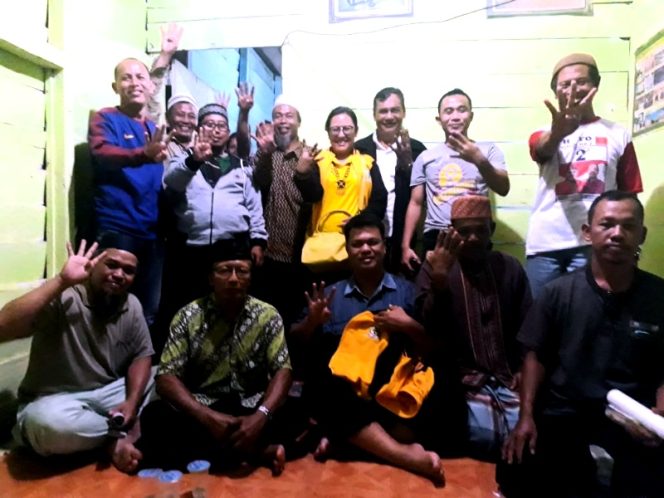 
					Yovita Lasti Handini, Calon Anggota Legislatif (Caleg) DPR RI Daerah Pemilihan Kalimantan Barat II bersama Warga Desa Erna, Kab. Sanggau