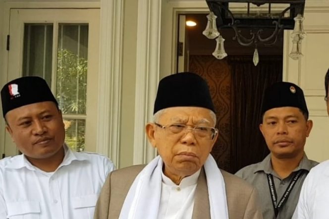 
					Meski bersarung Ma’ruf Amin mampu dominasi Sandiaga Uno