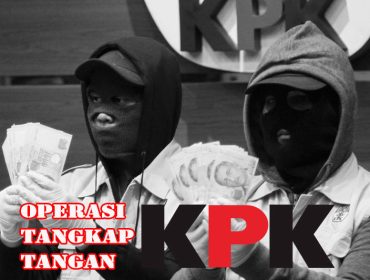 ilustrasi : petugas KPK menunjukan hasil OTTberupa mata uang asing