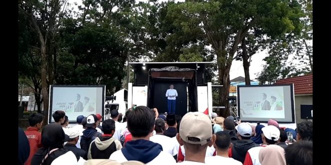 
					Hologram Jokowi disambut meriah warga Cianjur