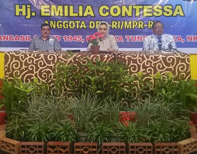 
					Emilia Contesa prihatin nasib Guru Honorer di Jember
