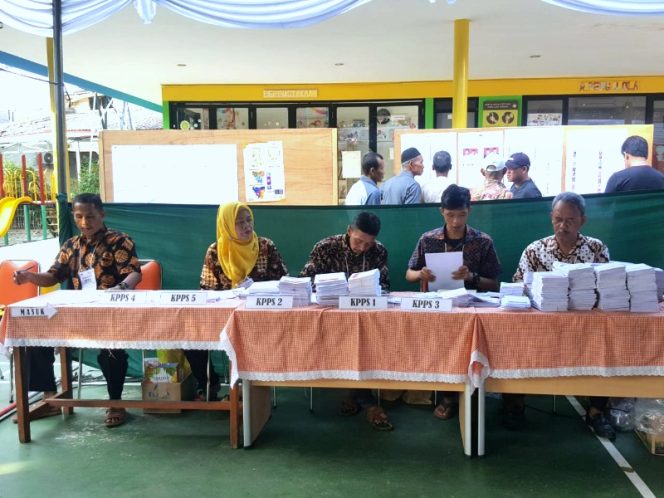 
					Petugas KPPS saat sedang bertugas di TPS 037 di Kelurahan Cempaka Putih Barat , Jakarta Pusat