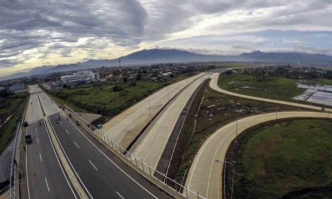 
					Lima ruas tol fungsional dibuka pada mudik lebaran 2019