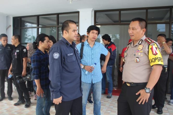 
					AKBP Alfian dari Kadiv Humas Mabes Polri saat berbincang dengan Kapolres Bitung Stephanus Tamutuan dan rekan media di Polres Bitung , Kamis (2/4/2019)