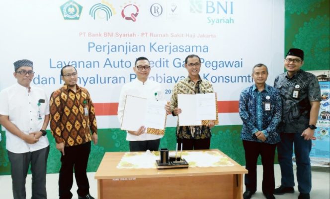 
					SEVP Bisnis Ritel dan Jaringan BNI Syariah, Iwan Abdi (tiga dari kanan) bersama Direktur utama RS Haji Jakarta, Syarief Hasan Lutfi (empat dari kanan) dalam acara perjanjian kerjasama (PKS) BNI Syariah dengan RS Haji Jakarta, bertempat di Ruang Multazam, Gedung Utama, Lantai Basement, Rumah Sakit Haji Jakarta, Jumat (24/5).
