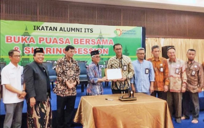 
					SEVP Bisnis Ritel dan Jaringan BNI Syariah, Iwan Abdi (lima dari kiri) bersama Ketua Umum IKA ITS, Dwi Soetjipto (empat dari kiri) dalam acara penandatangan nota kesepahaman (MoU) antara BNI Syariah dengan IKA ITS bertempat di Plaza Pupuk Kaltim Jl. Kebon Sirih Raya No.6A Jakarta Pusat, Jumat (24/5). 
