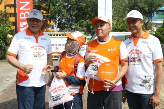 
					Direktur Utama BNI Syariah, Abdullah Firman Wibowo (paling kiri), SEVP Bisnis Ritel dan Jaringan BNI Syariah, Iwan Abdi (paling kanan) sedang berbincang dengan peserta Mudik Bareng BNI 2019.