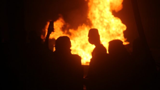 
					Kobaran api yang berasal dari pembakaran ban yang di lakukan massa aksi 