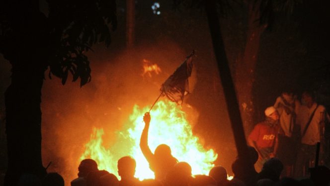 
					UPDATE BAWASLU: Kondisi pasca tarawih mencekam , massa lakukan pembakaran