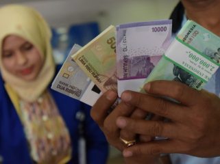 Ilustrasi tukar uang di salah satu Bank