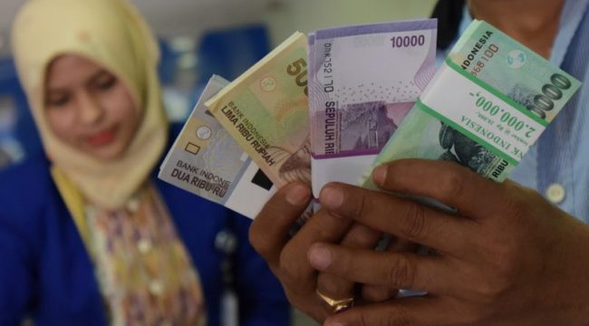 Ilustrasi tukar uang di salah satu Bank