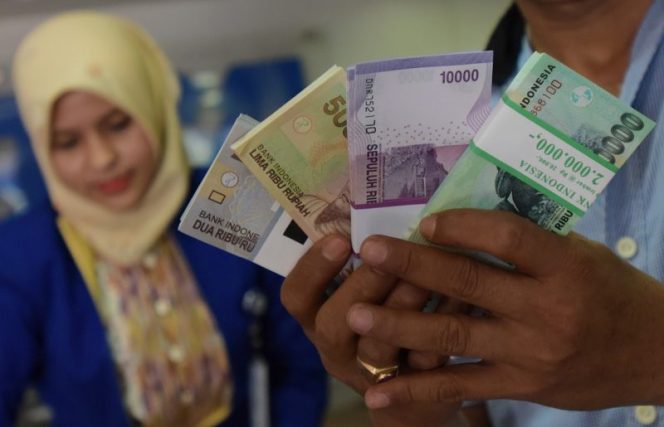 
					Ilustrasi tukar uang di salah satu Bank