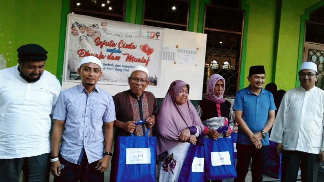 
					BSM bagi paket lebaran untuk Dhuafa