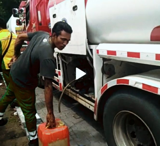 
					Salah satu potongan video yang diterima redaksi , ketika oknum sopir tangki BBM milik Pertamina di Kota Bitung membiarkan masyarakat mengambil minyak dari tangki secara terang-terangan di salah satu SPBU di Kota Bitung , Sulawesi Utara (foto :Red).