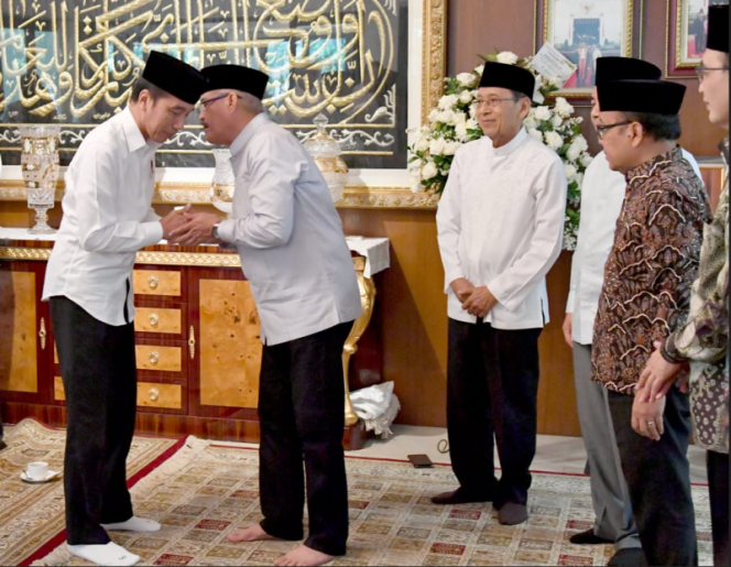 
					Presiden Jokowi saat takjiyah di kediaman Putra Ketua Mahkamah Agung , Hatta Ali ( foto : Setkab RI)