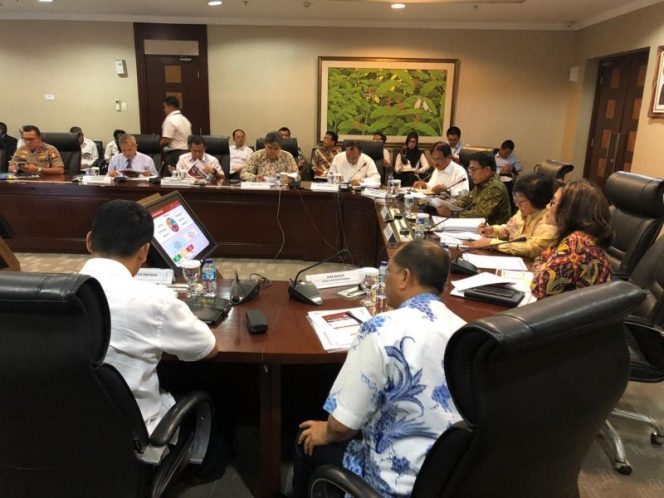 
					RTM ini dihadiri langsung menteri teknis terkait, diantaranya Menteri Agraria dan Tata Ruang/Badan Pertanahan Negara-RI (ATR/BPN) Sofyan A. Djalil, Menteri Lingkungan Hidup dan Kehutanan (LHK) Siti Nurbaya dan beberapa kementerian/lembaga terkait lainnya, serta jajaran TNI dan Polri, yang menunjukkan keseriusan pemerintah dalam penanganan konflik agraria.