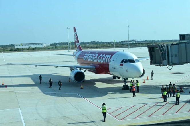 
					Mendarat perdana di Bandara Kertajati, Air Asia bawa 133 penumpang