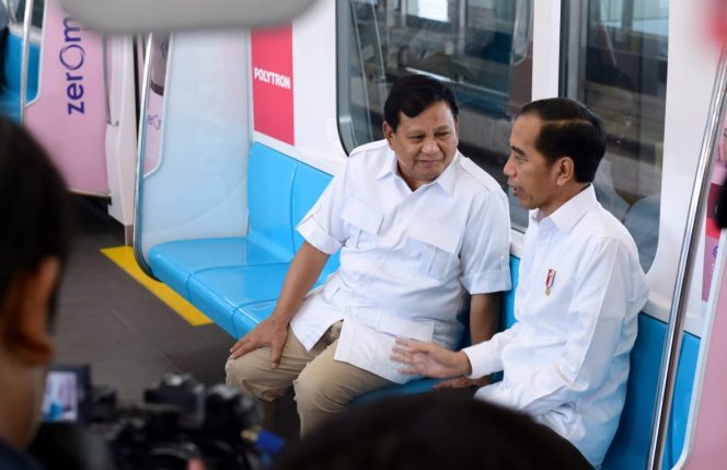 
					Presiden Jokowi dan Prabowo bertemu di Stasiun MRT